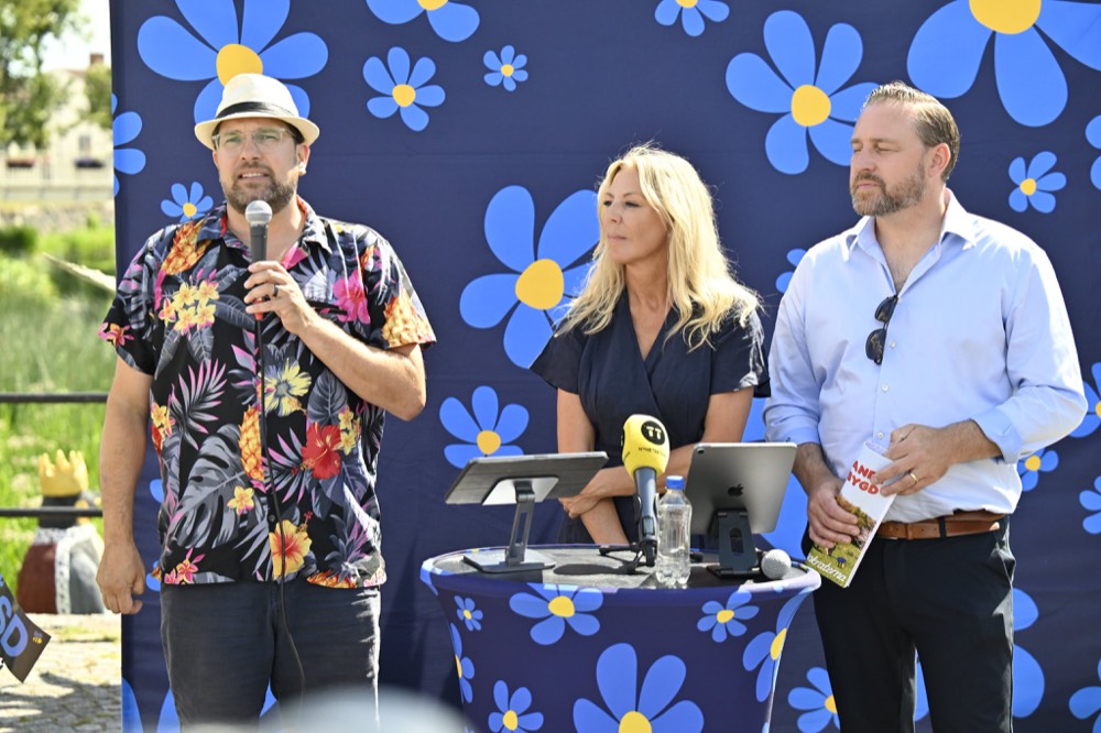 Linda Lindberg vid en presskonferens under Sverigedemokraternas sommarkampanj.