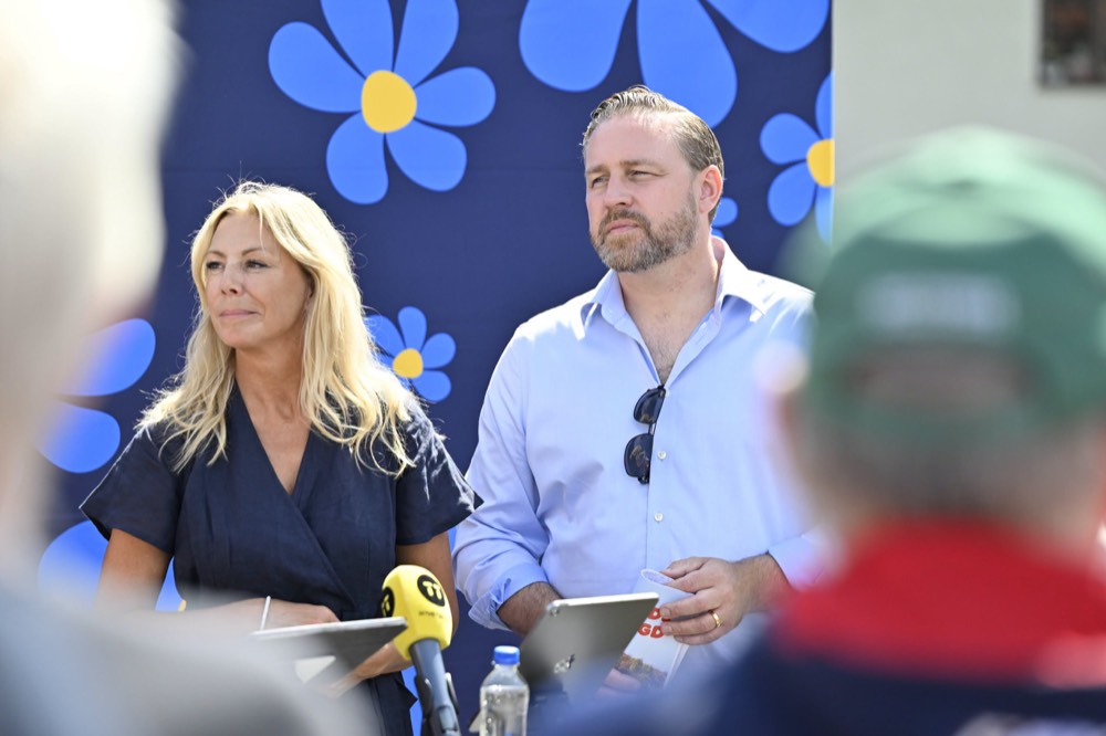 Linda Lindberg vid en presskonferens tillsammans med en partikollega.